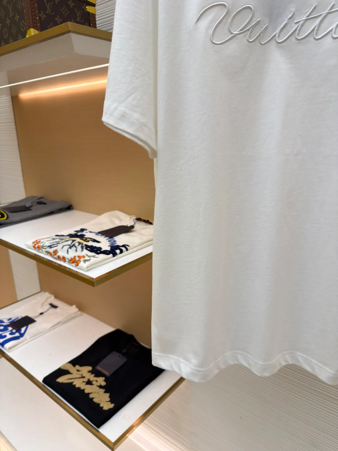 LOUIS VUITTON round neck short sleeves with hand-printed embroidery ●Original version: Purchased and developed at 9749 ●Item number: 1681489-X95 ●Material: long-staple cotton ●Technology: embroidery production ●Color: white ●Type: fitted version ●Weight: about 285 grams ●Size: S-M-L-XL ●Description: This Louis Vuitton women's short-sleeved T-shirt is exquisitely crafted. The fabric is made of high-count combed cotton and has been treated with mercerization. It feels soft and skin-friendly and has a high-grade luster. The brand logo on the chest adopts three-dimensional embroidery technology. The embroidery thread is specially dyed and reinforced. During the embroidery process, precise computer positioning and manual trimming are combined to make the letters smooth and three-dimensional and full of texture. The ribbing technology on the neckline has been woven and shaped many times to fit the neck and not be easily deformed. The body adopts seamless splicing technology to reduce friction and improve wearing comfort. From fabric selection to detailed embroidery, every craftsmanship demonstrates the brand's exquisite control of simple items. The overall wiring is straight and delicate, the fabric is comfortable and soft, and the color is consistent without color difference. It can be matched with the same style to create a fashionable look and control various occasions. Customized accessories, complete with three standards, same style for men and women!